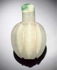 18th/early 19th Century A white jade snuff bottle